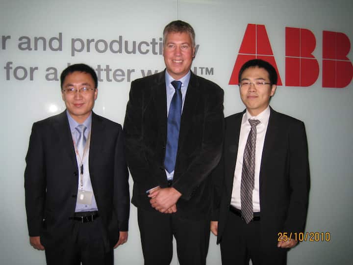 Im Reich der MitteWierod mit Kollegen aus dem Bereich Elektri­fizierung im Oktober 2010 in Beijing.