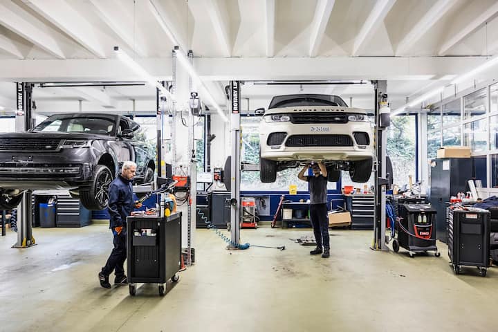 blick in diewerkstattDie Zentrale der Gruppe in Zürich Altstetten ist kaum von aussen zu erkennen – und vor allem eine grosse Garage.