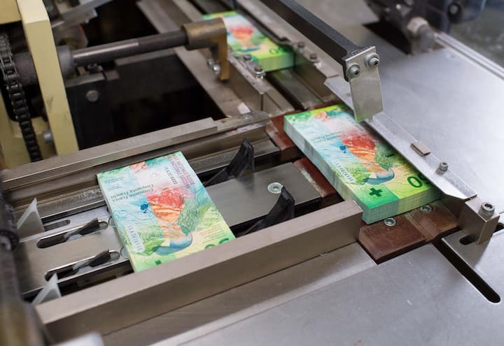 Kompakte WerteEin Bündel aus 1000 Noten ist so gross wie ein Milchkarton.