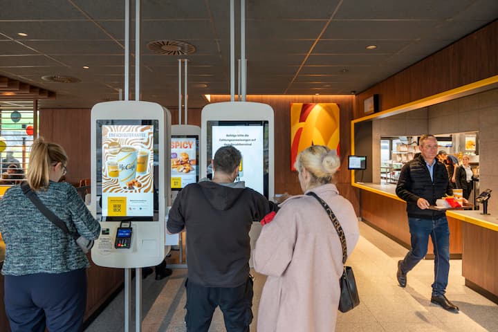 Der Grossteil der Gäste bestellt an den Bildschirmen am Eingang oder via App.