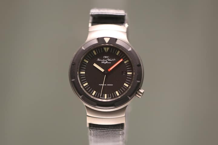 Während das Schweizer Militär bei Doxa auf eine Serienuhr zurückgriff, stellte IWC mit der Ocean 2000 ab 1986 sogar eigens für die Bundeswehr entwickelte Taucheruhren her. 