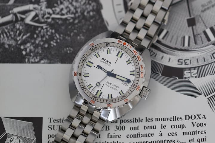 Tiefer als jedes Schweizer Gewässer: die SUB 1500T aus aktueller Produktion (hier die «Searambler» mit silberfarbenem Zifferblatt vor dem Original von 1967) ist sogar bis 1500 Meter wasserdicht.
