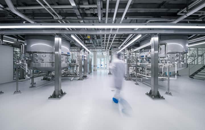 neue Produktionsplattform Lonza hat modulare Maschinerien in Visp, die auf Kundenwünsche anpassbar sind. Das spart viel Zeit.