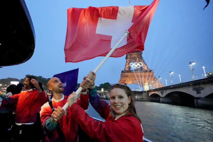 Auf dem PodestAn den Olympischen Spielen in Paris trat die Schweizer Delegation (im Bild Nino Schurter und Nina Christen bei der Eröffnungsfeier auf der Seine) im Outfit von On an. Das verschaffte der Marke weltweite Aufmerksamkeit.