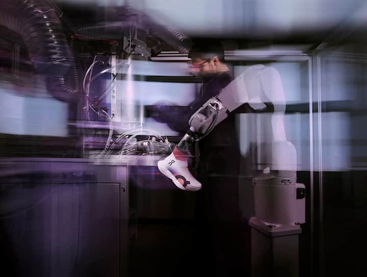 RevolutionMit der Lightspray-Technologie wird der Sneaker von einem Roboter gesprayt statt von Menschen zusammengenäht. Das spart Zeit, Manpower, Emissionen und eine ganze Zulieferindustrie.