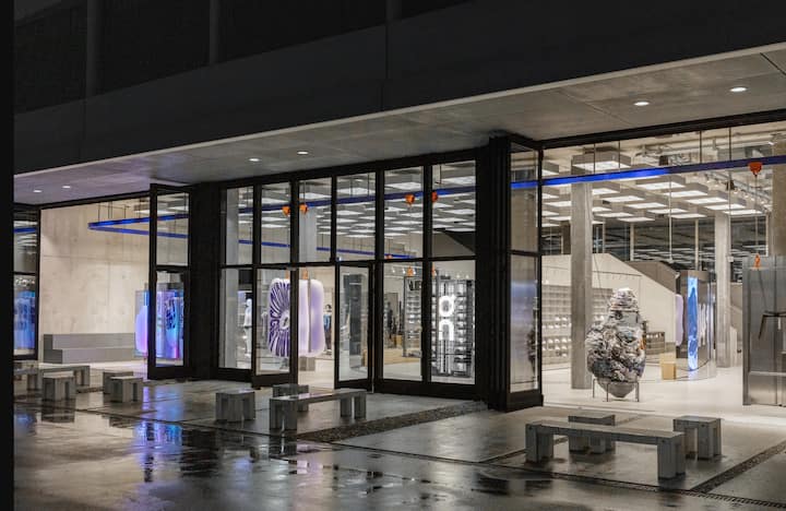 Der Hauptsitz (o.r.) mit einem für einen Schuhhersteller passenden Entrée ist derweil im angesagten Industriequartier in Zürich angesiedelt.