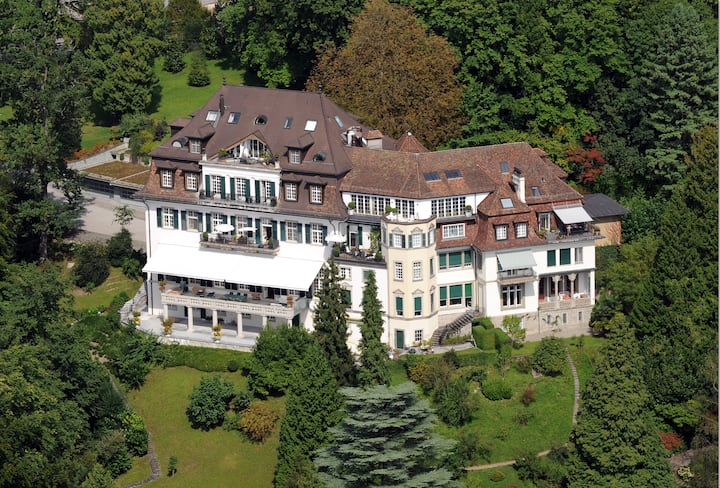 Neue SchaltzentraleDie Villa von Jörg Bucherer in Meggen wird zum Sitz der Stiftung umgebaut.