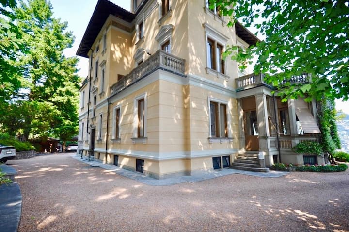 Florida-Villa am Luganersee in Porza TI