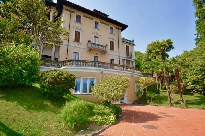 Florida-Villa am Luganersee in Porza TI
