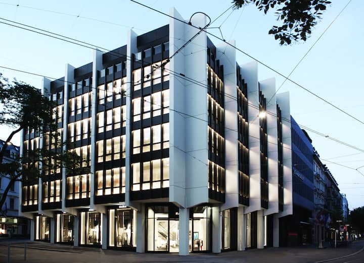 ZARA IN THE CITY Das markante ehemalige Bally-Gebäude an der Zürcher Bahnhofstrasse beherbergt heute Zara.