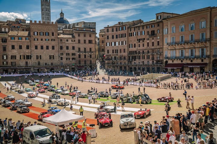 ZWISCHENHALT IN SIENA Über 400 Klassiker bewältigen die 1000 Meilen in fünf Etap­ pen von Brescia nach Rom und zurück.