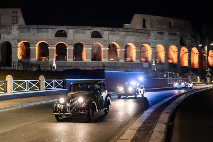 FAHRT IN DIE EWIGE STADT Der Mille-Miglia-Corso zieht am Kolosseum vorbei. An der Spitze: ein Fiat 110 B Berlina von 1949.