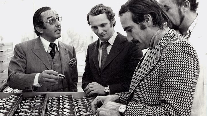 Heuer-Patron Jack Heuer mit den Rennfahrern Niki Lauda und Clay Regazzoni (v.l.) vor einer Uhrenauslage. 