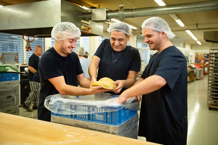 UBS Helpetica Aktion in der BÃ¤ckerei Stiftung ZÃ¼riwerk mit UBS MitarbeiterInnen, 20. Oktober 2025, Wallisellen
