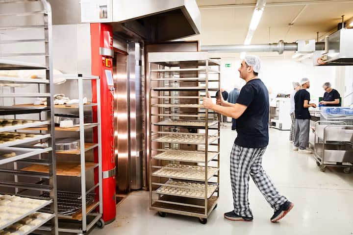 UBS Helpetica Aktion in der BÃ¤ckerei Stiftung ZÃ¼riwerk mit UBS MitarbeiterInnen, 20. Oktober 2025, Wallisellen