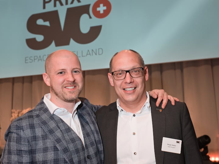 Milo Gasser, CEO Asic Robotics, Preisgewinner;Stefan Berger, Stadtpräsident Burgdorf