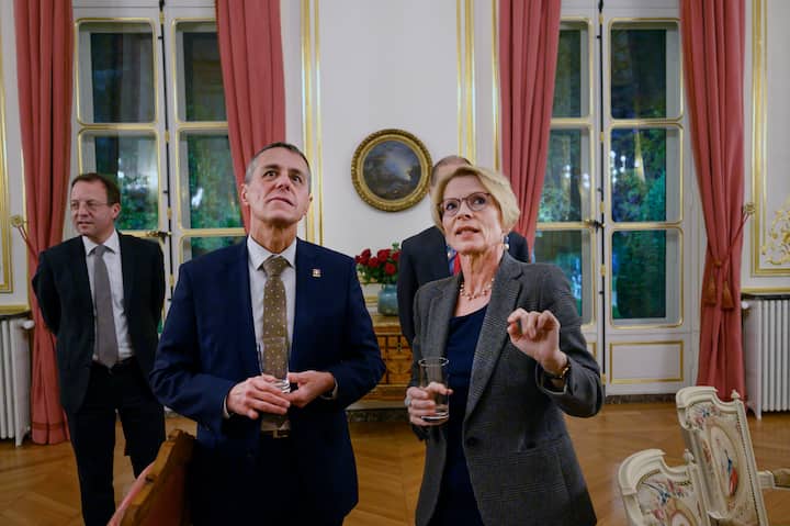 Paris, 13./14. November 2019 â Bundesrat Ignazio Cassis auf Blitzbesuch bei der Schweizer Botschaft in Paris, Treffen mit Angestellten in der Botschaft und Dinner mit franoesischen Polit-Vertreter im Bild mit seiner zukuenftigen EU-Staatssekretaerin Livia LeuFoto: Karl-Heinz Hug