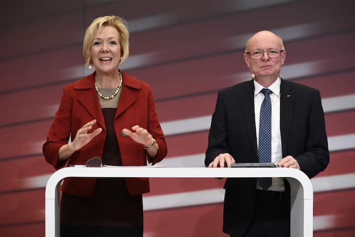 Monika Ribar, Verwaltungsratspraesidentin SBB, links, stellt an einer Medienkonferenz den neuen CEO der SBB, Vincent Ducrot, rechts, vor, am Dienstag, 10. Dezember 2019 in Bern. (KEYSTONE/Anthony Anex).Monika Ribar,Vincent Ducrot