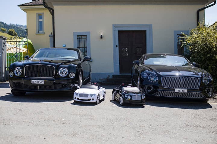Niklas Nikolajsen Bentleys vor dem Haus - BILANZ: weitere Verwendung nur mit Genehmigung von Niklas Nikolajsen. Usage with permission only.