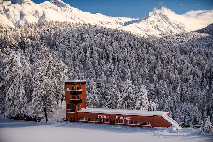 Das Olympia Stadion von 1928 & 1949. Heute  Wohnsitz von Rolf Sachs (Kuenstler & Unternehmer, Besitzer Dracula Club) mit Gast Christian Jott Jenny (Gemeindepraesident St.Moritz)St.Moritz im Dezember 2020 mit viel Neuschnee und in einem Mini Lockdown made in Graubuenden.copyright: fotoswiss.com/giancarlo cattaneo