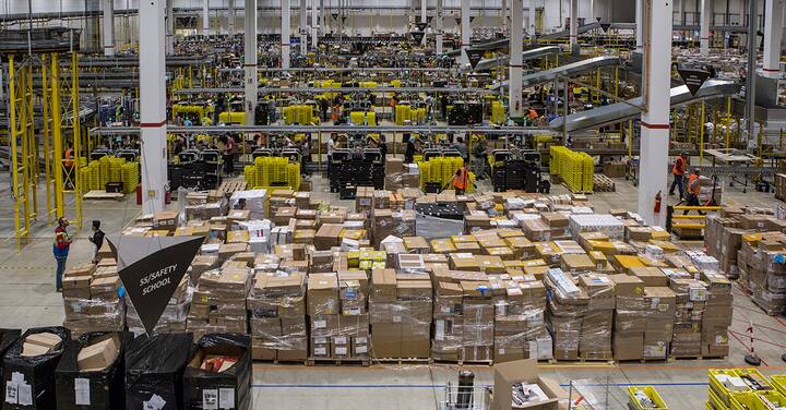 Ein Logistikzentrum von Amazon: Jetzt wird die Schweiz aufgerollt.