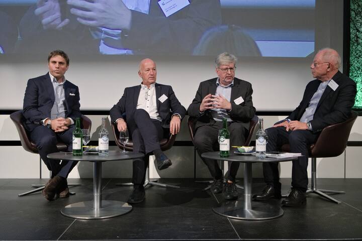Pascal Kaufmann, Neurowissenschafter und Gründer von Starmind & Mindfire;Roland Siegwart, Professor für Autonome Systeme, ETH Zürich;Christopher Ganz, Group VP Digital R&D, ABB Technology Ltd.;Otto C. Honegger, Moderator