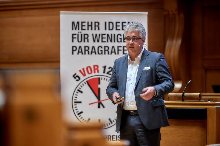 Preisverleihung des 5vor12-Preis fuer Deregulierung von StrategieDialog21 und dem Swiss Venture Club im Rathaus Bern. Patrick Duemmler, Finalist 5vor12-Preis. © Adrian Moser / Bilanz