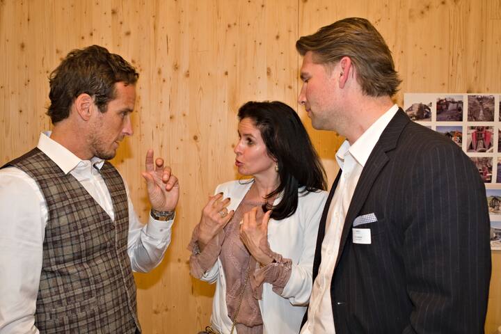 Patrick Fischer, Coach der Eishockey-Nationalmannschaft; Monika Haeusler; Urs Haeusler, Geschäftsführer, valantic CEC Schweiz AG