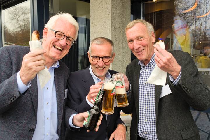 Austausch von St. Galler Erinnerungen bei Bier und Wurst:Peter Kratz;Christoph Flueckiger;Erich Grueninger
