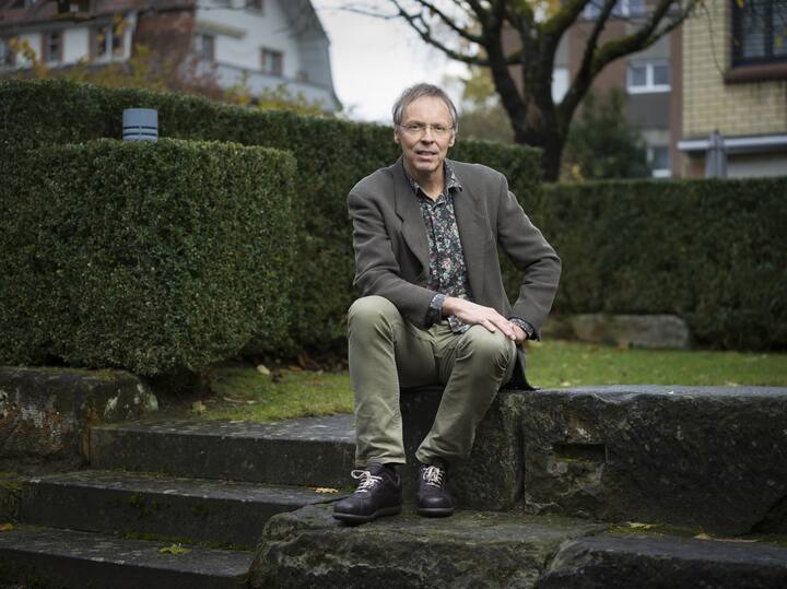 Dr. Raimund Rodewald, leader of the Swiss foundation for landscape conservation, portrayed in a park in Bern, Switzerland, on November 13, 2017.(KEYSTONE/Gaetan Bally)Dr. Raimund Rodewald, Geschaeftsleiter der Stiftung fuer Landschaftsschutz Schweiz, portraitiert am 13. November 2017 in einem Park in Bern. (KEYSTONE/Gaetan Bally)