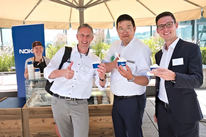 Ein kühlendes Eis:Reto Huber, Huber+Suhner AG;De-Gin Kim, Samsung Schweiz;Luca Bischof, Samsung Schweiz