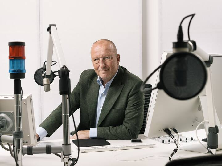 Portrait of Roger de Weck, General Director of Swiss Broadcasting Corporation, SRG SSR, taken in a radio studio at the broadcasting corporation in Bern, Switzerland, on August 29, 2016. (KEYSTONE/Christian Beutler)Roger de Weck, Generaldirektor der SRG SSR, portraitiert am 29. August 2016 in einem Radiostudio der SRG in Bern. (KEYSTONE/Christian Beutler)