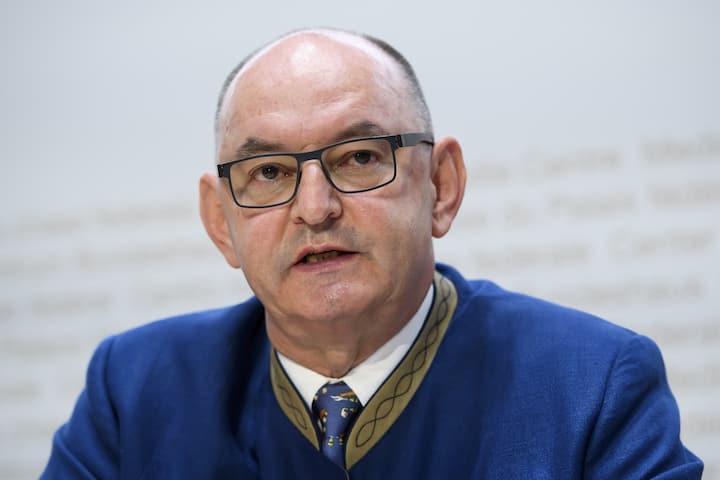 Rudolf Staempfli, Verwaltungsratspraesident der BLS spricht an einer Medienkonferenz ueber die Fernverkehrskonzession. Die SBB und die BLS einigten sich auf eine einvernehmliche Loesung, am Donnerstag, 22. August 2019, im Medienzentrum Bundeshaus in Bern. (KEYSTONE/Anthony Anex)