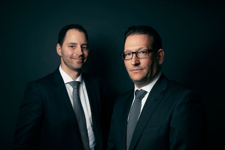 Zuger Kantonalbank Kundenbetreuer Samuel Eicher (l.) und Chefanleger Alex Müller