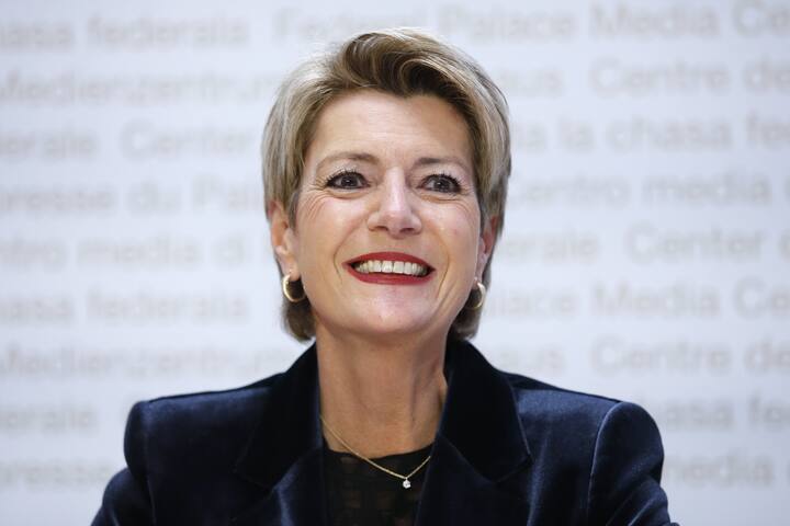 Bundesraetin Karin Keller-Sutter waehrend einer Medienkonferenz des Bundesrates ueber die Aenderung des DNA-Profil-Gesetzes, am Freitag, 4. Dezember 2020, in Bern. (KEYSTONE/Peter Klaunzer)