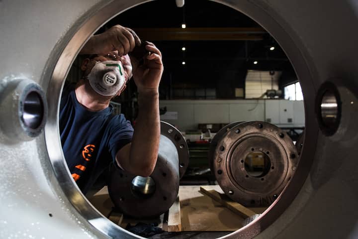 Ein Mitarbeiter bearbeitet einen wichtigen Auftrag fuer den Energiesektor der Firma Tenconi, ein in der Metallverarbeitung taetiges Unternehmen, am Dienstag, 14. April 2020, in Airolo. Unter Einhaltung der Hygienemassnahmen und der Social Distancing-Regeln wird der Betrieb in Tessiner Industriebetrieben schrittweise wieder aufgenommen. (KEYSTONE/Ti-Press/Alessandro Crinari)