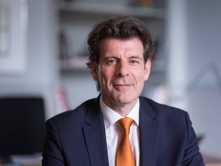 Portrait of Roberto Balzaretti, State Secretary and Director of the Directorate for European Affairs (DEA), taken at his office in the east wing of the Swiss federal parliament building in Bern, Switzerland, on April 28, 2018. (KEYSTONE/Christian Beutler)Roberto Balzaretti, Staatssekretaer und Direktor der Direktion fuer europaeische Angelegenheiten (DEA), portraitiert in seinem Buero am 26. April 2018 im Bundeshaus Ost in Bern. (KEYSTONE/Christian Beutler)