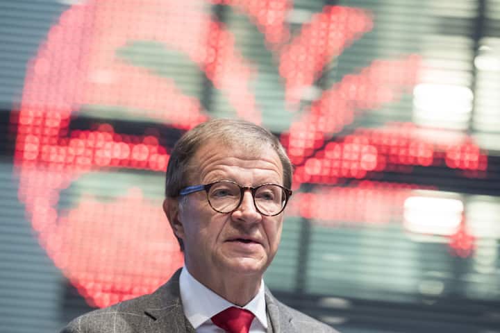 CEO Joerg Wolle spricht an der Bilanzmedienkonferenz des Handels- und Dienstleistungsunternehmens DKSH, am Montag, 6. Februar 2017, in Zuerich. DKSH hat im Geschaeftsjahr 2016 mit allen wesentlichen Kennziffern die Spitzenwerte vom Vorjahr uebertroffen. Das Unternehmen steigerte 2016 seinen Nettoumsatz um 4,5 Prozent auf 10,5 Milliarden Franken. (KEYSTONE/Ennio Leanza)
