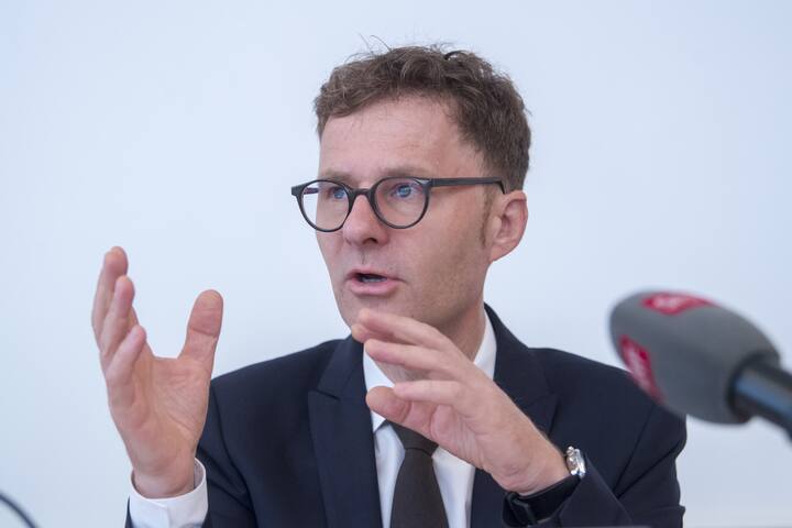 Daniel Lampart, Chefoekonom und Leiter Sekretariat SGB an einer Medienkonferenz, des Schweizeriechen Gewerkschaftsbundes, anlaesslich  der "Lohnrunde 2018/2019: Die Forderungen der SGB-Verbaende" am Montag, 17. September 2018, in Bern. (KEYSTONE/Marcel Bieri)