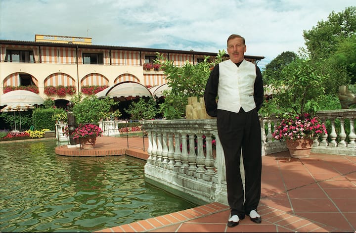 Hans C. Leu posiert im Garten des Hotels Albergo Giardino in Ascona (TI), am 30. August 1997. (KEYSTONE/KARL MATHIS)