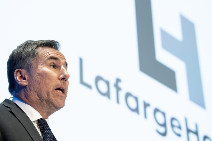 CEO Jan Jenisch spricht an der Bilanzmedienkonferenz des Baustoffherstellers LafargeHolcim in Zuerich, aufgeommen am Donnerstag, 27. Februar 2020. (KEYSTONE/Ennio Leanza)