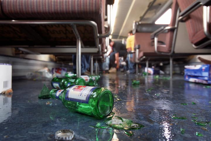 Reisende liessen nach einer Fahrt mit dem Zug zerbrochene Bierflaschen und Kartonschachteln im Abteil zurueck, aufgenommen am 26. August 2003. (KEYSTONE/Martin Ruetschi) === , === : Film]