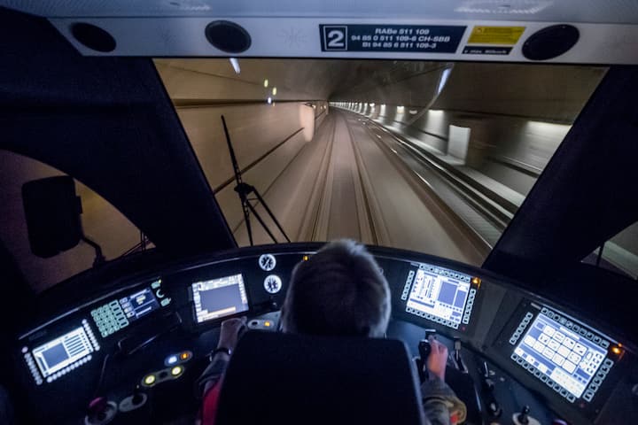 Testfahrt eines Schnellzuges mit neuem Assistenzleitsystem fuer Lokfuehrer am Dienstag, den 5. Dezember 2017, auf der SBB-Bahnstrecke zwischen Bern und Olten. (KEYSTONE/Christian Merz)