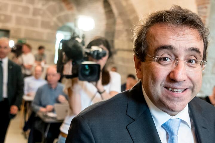 Pascal Broulis, Conseiller d'Etat vaudois, arrive lors d'une conference de presse sur le dossier fiscal de Pascal Broulis ce mercredi 30 mai 2018 a Lausanne. (KEYSTONE/Jean-Christophe Bott)