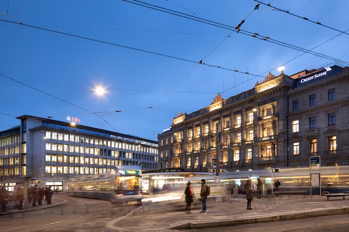 Paradeplatz square with the tram stop "Paradeplatz and the headquarters of the two Swiss banks UBS, left, and Credit Suisse, right, in Zurich, Switzerland, on February 4, 2019. (KEYSTONE/Gaetan Bally)Der Paradeplatz mit Tramstation "Paradeplatz und dem Hauptsitz der Schweizer Grossbanken UBS, links, und Credit Suisse, rechts, am 4. Februar 2019 in Zuerich. (KEYSTONE/Gaetan Bally)