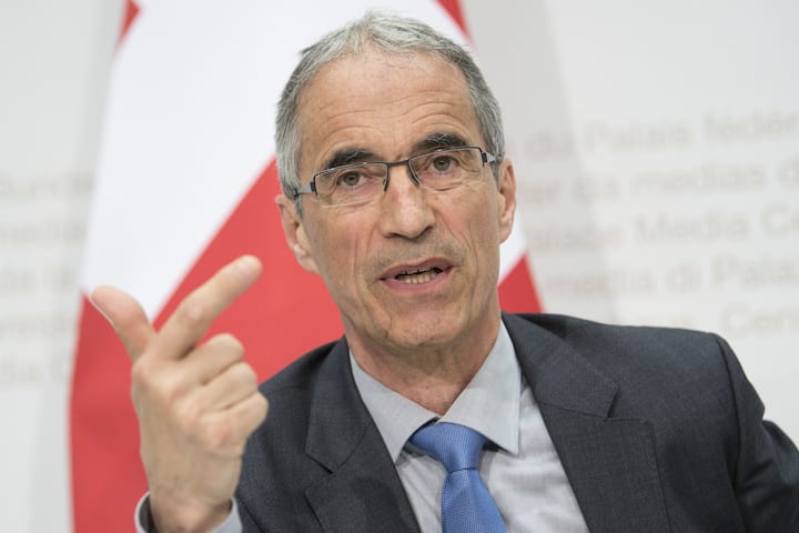 Serge Gaillard, Direktor Eidgenoessische Finanz Verwaltung EFV, spricht an einer Medienkonferenz ueber die Volksinitiative "fuer krisensicheres Geld: Geldschoepfung allein durch die Nationalbank", Vollgeld-Initiative, am Dienstag, 17. April 2018, in Bern. Das Schweizer Stimmbevoelkerung stimmt am 10. Juni ueber diese Initiative ab. (KEYSTONE/Peter Schneider)