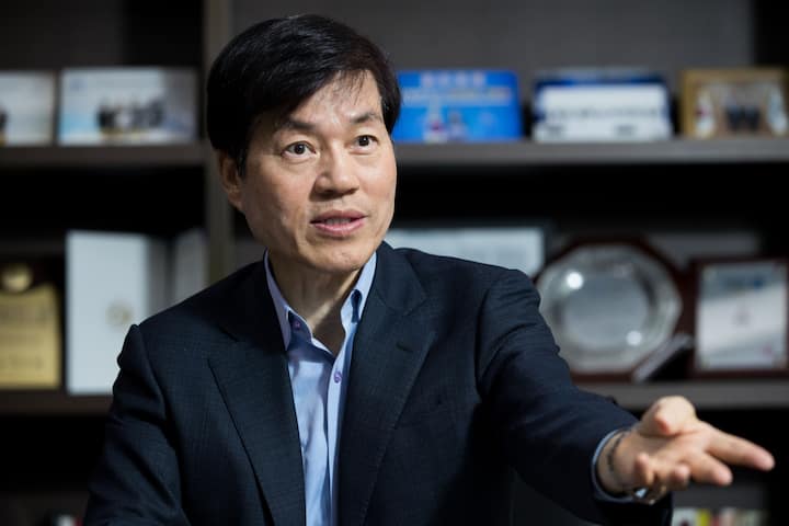 Kim Tae-han, chief executive officer of Samsung Biologics Co., speaks during an interview in Incheon, South Korea, on Wednesday, April 19, 2017. Samsung Biologics, an arm of South Korea's biggest conglomerate, said it is in negotiations to manufacture drugs for more than 15 international pharmaceutical companies as it tries to expand in the growing industry for complex biologic medicines. Photographer: SeongJoon Cho/Bloomberg