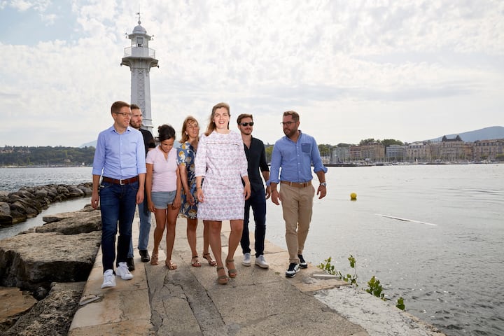 Genf 6.8.2019 - Sophie Buchs, CVP, mit ihrem Wahlkampfteam im  Bain des Paquis in Genf. © Annette Boutellier