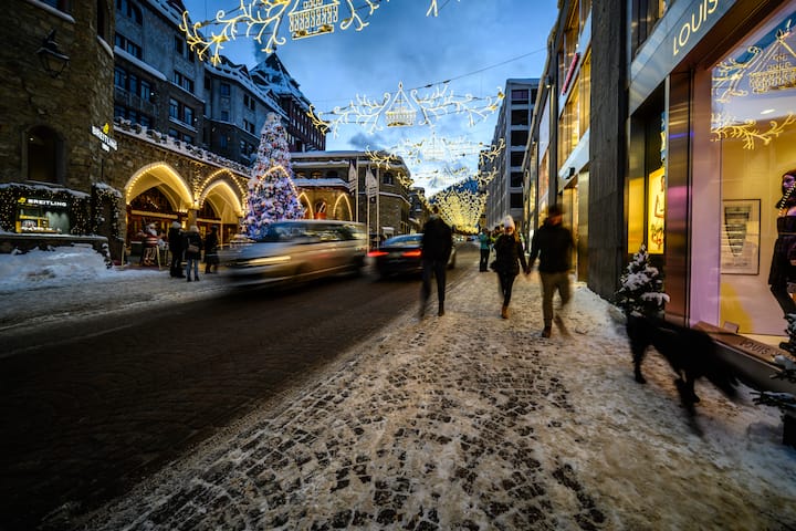 Shopping in Via Serlas in St.Moritz.St.Moritz im Corona Winter-Saison Start Monat Dezember 2020copyright: fotoswiss.com/giancarlo cattaneo