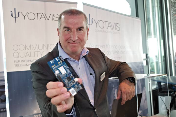 Stefan Junker, CEO, YOTAVIS AG mit einem Computer zur Simulation von mobile-Netzwerken